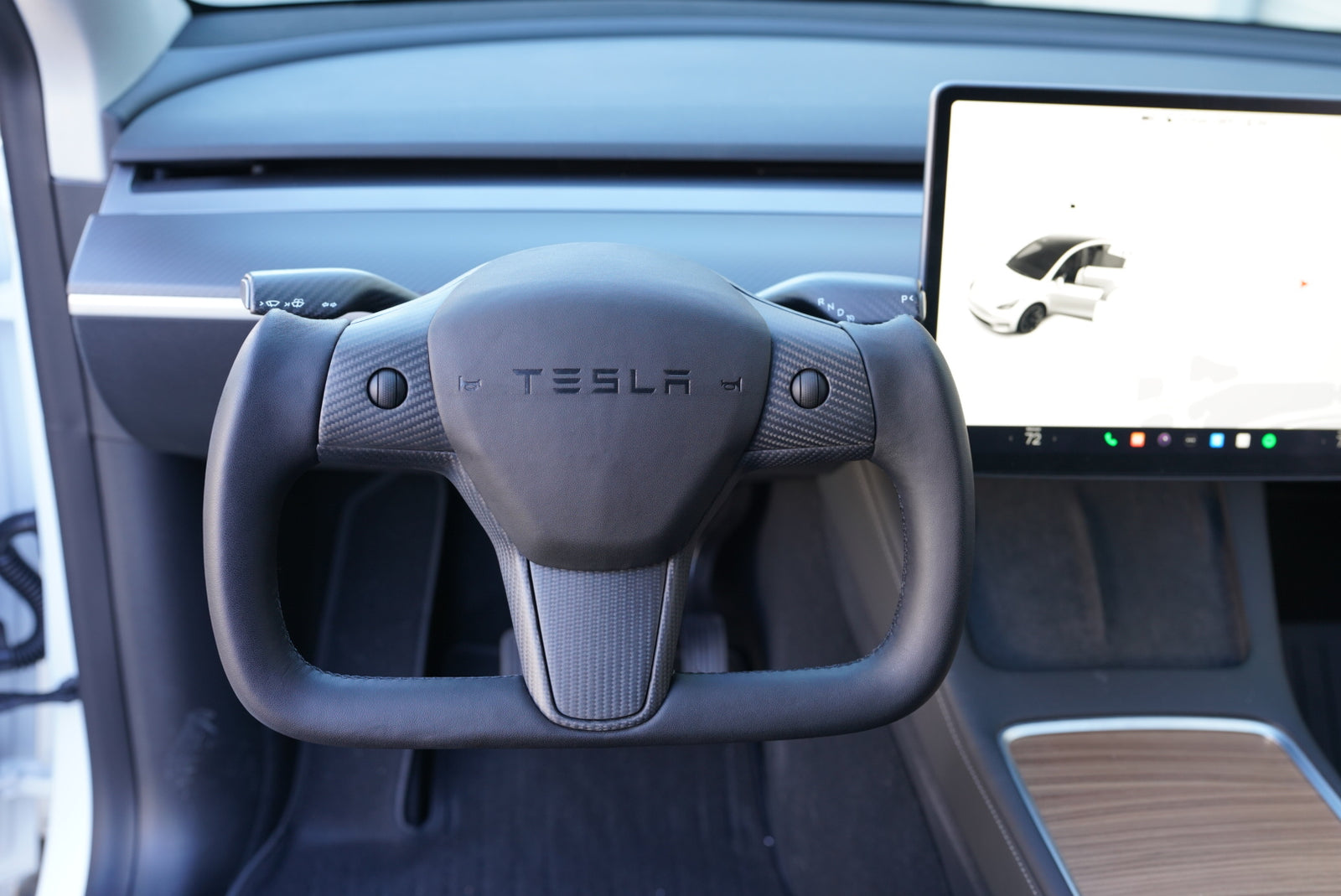 TESLA MODEL Y BLACK LEATHER DRY CARBON PLAID STYLE YOKE